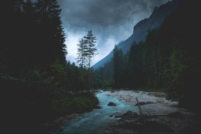 海角社区的披风少年：奇幻冒险与成长故事